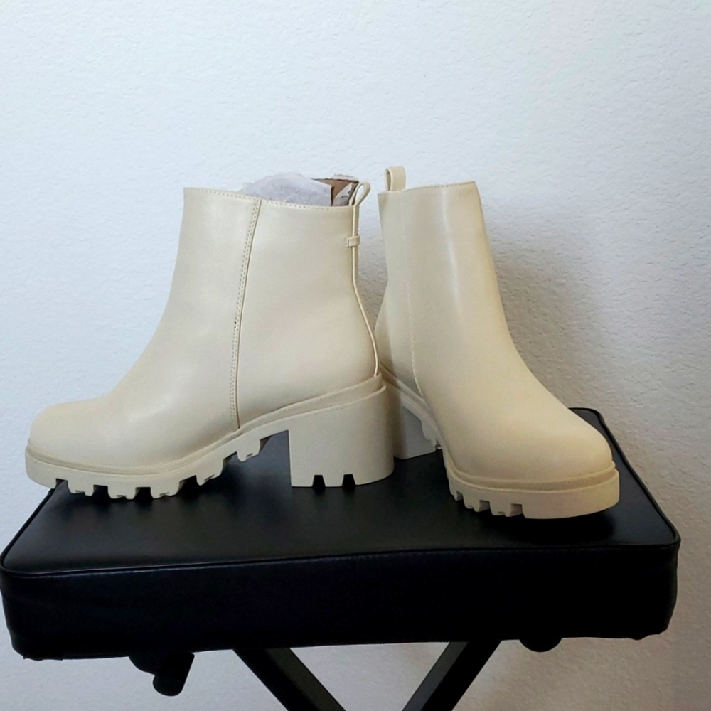 New, Shoedazzle, Size 8W, Bone Color with gold zipper